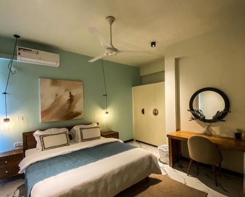 Postel nebo postele na pokoji v ubytování Marine Breeze Residencies Colombo