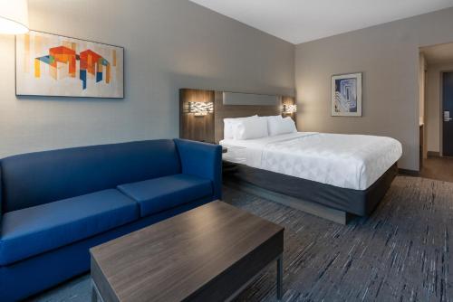 Postel nebo postele na pokoji v ubytování Holiday Inn Express & Suites Vaughan-Southwest by IHG