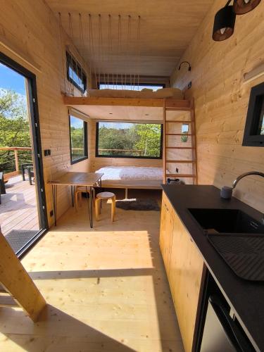 - une cuisine et une salle à manger dans une petite maison dans l'établissement Moose Home Genêts, à Cros