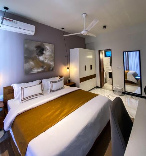 Postel nebo postele na pokoji v ubytování Marine Breeze Residencies Colombo