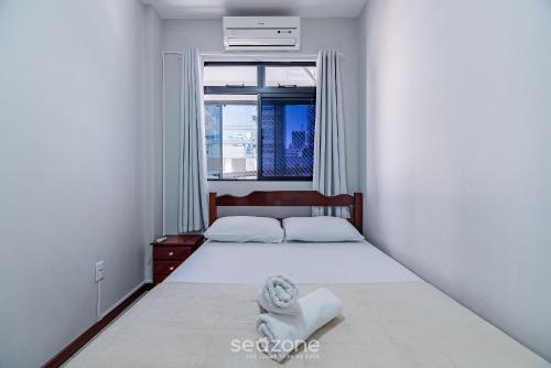 a bedroom with a bed and a window at Apto c/ varanda a 150m do mar em Meia Praia RCB405 in Meia Praia