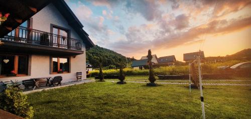 a view of a yard with a house at Noclegi Szczawnica in Szczawnica