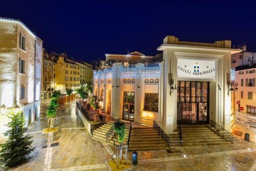 a building with a staircase in a city at night at L'escale Mourillon - Plage, Balnéo & Soleil in Toulon
