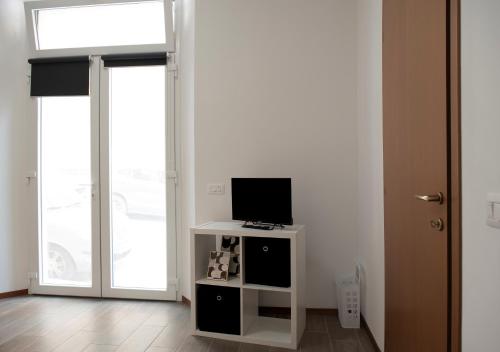 a room with a tv on a stand with a window at Pieno centro - Malatesta Apartament in Ancona