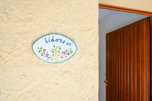 a sign on the side of a wall at Agriturismo La Genziana in Alghero