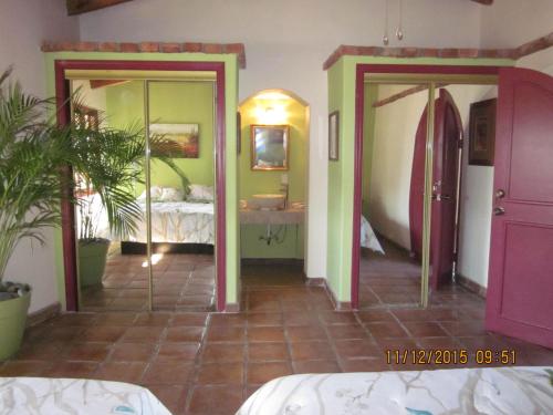 Postel nebo postele na pokoji v ubytování Hacienda Rancho Santini