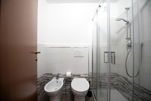 a bathroom with a toilet and a shower and a sink at Pieno centro - Malatesta Apartament in Ancona