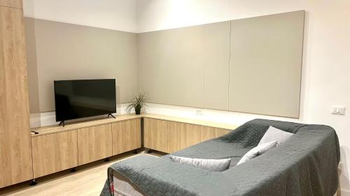 una camera da letto con un letto e una TV a schermo piatto di NIce Flat in Villa Near Old Town a Bucarest