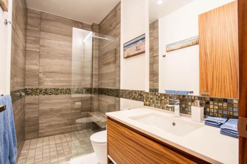 een badkamer met wastafel en douche bij 1BR 2BA | Romantic Zone w/ Rooftop Pool & Gym in Puerto Vallarta