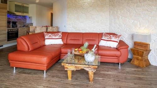 Posezení v ubytování Ferienwohnung Exclusiv-Apartment Seepanorama in Schalkenmehren am See