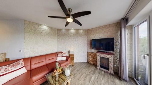 TV a/nebo společenská místnost v ubytování Ferienwohnung Exclusiv-Apartment Seepanorama in Schalkenmehren am See