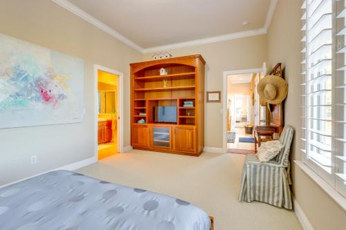 una camera da letto con un letto e una finestra di Santa Rosa Home with Private Pool and Tennis Court a Santa Rosa