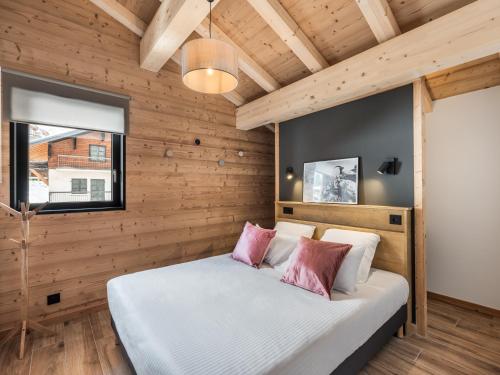 Ένα ή περισσότερα κρεβάτια σε δωμάτιο στο Apt L'attique - BO Immobilier - Reduced prices on ski passes Châtel & Portes du Soleil