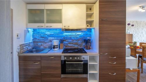 Kuchyň nebo kuchyňský kout v ubytování Ferienwohnung Apartment Seeidyll - im Maarberg Resort - in Schalkenmehren am See