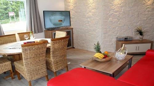 TV a/nebo společenská místnost v ubytování Ferienwohnung Maaridyll - im Maarberg Resort - in Schalkenmehren am See