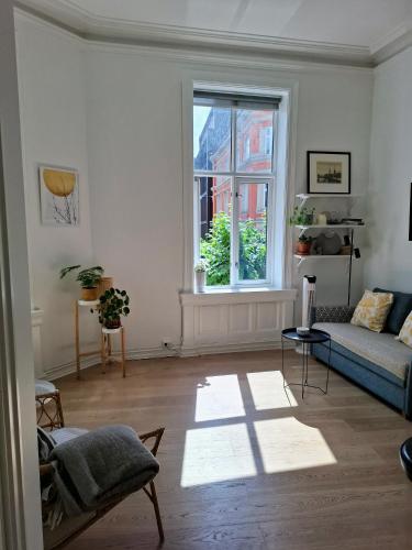 Ruang duduk di Bright and charming apartment from 1878 with view to the new National Museum in Oslo