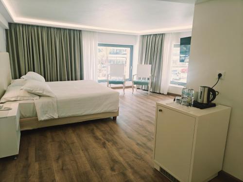 Una cama o camas en una habitación de Ibiscus Hotel