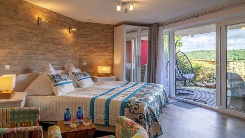 Postel nebo postele na pokoji v ubytování Ferienwohnung Studio Vulkanpanorama - im Maarberg Resort - in Schalkenmehren am See