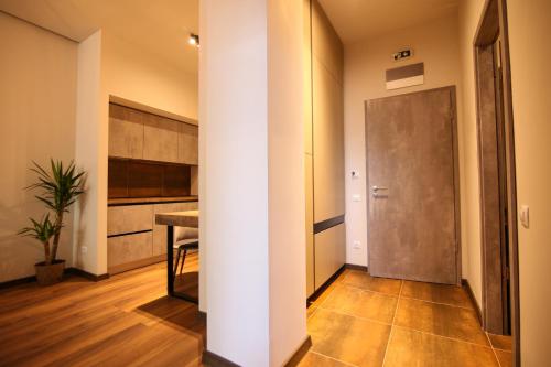 a hallway with a door and a table in a room at Casa Iacob ApartHotel in Braşov