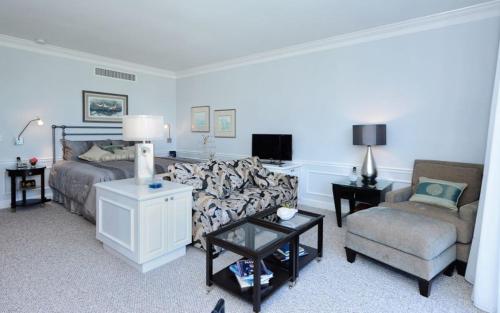 TV a/nebo společenská místnost v ubytování Windsor Lodge Unit 3 close to the Beaches Siesta Key