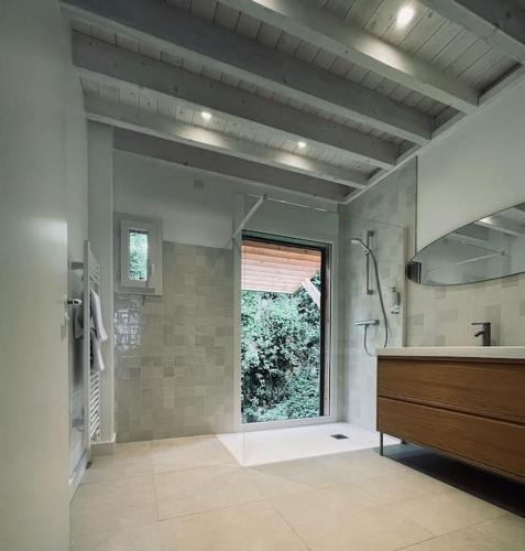 une grande salle de bain avec douche et lavabo dans l'établissement La maison dans la carrière, à Regnéville-sur-Mer