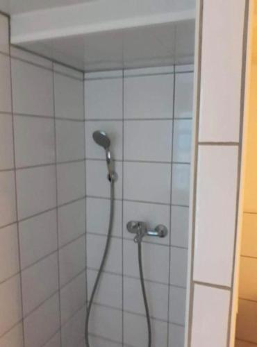 une douche avec pommeau de douche dans une salle de bain dans l'établissement les petits poissons dans l eau, à Mers-les-Bains