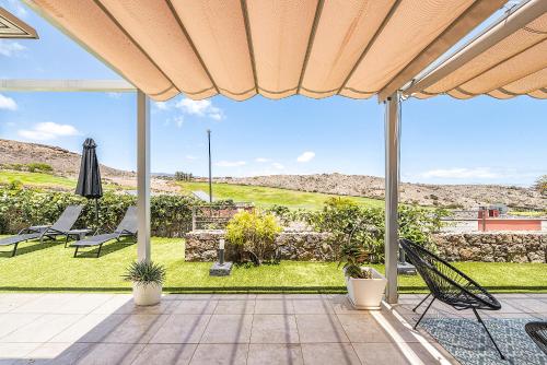 z otwartego patio z widokiem na dziedziniec w obiekcie Vista Golf 12 by CanariasGetaway w mieście Maspalomas