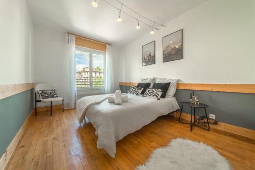 une chambre avec un lit et une fenêtre dans l'établissement Appartement unique - Centre ville, à Chambéry