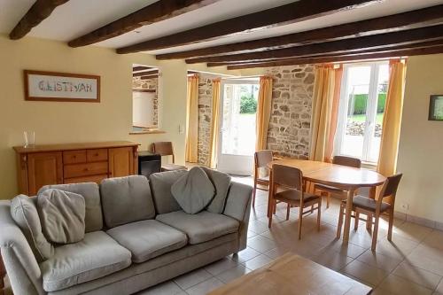 un salon avec un canapé et une table dans l'établissement Chêne et Hêtre, à La Chapelle-Neuve