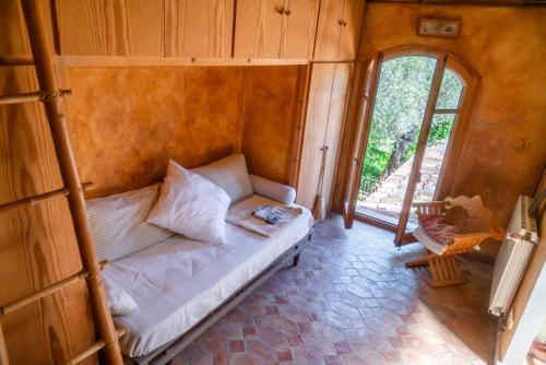 a room with a bed in a room with a window at Can Serola in Sales del Llierca