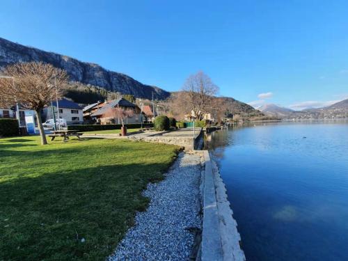 a view of a river with mountains in the background at La maison du lac in Doussard