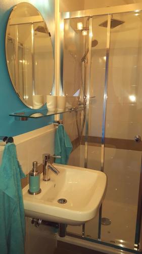 a bathroom with a white sink and a mirror at Business Apartments Netzeband in Netzeband
