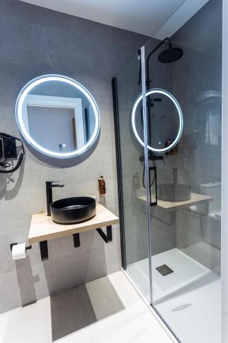 a bathroom with a sink and a mirror at Casual Fuentes in Bilbao