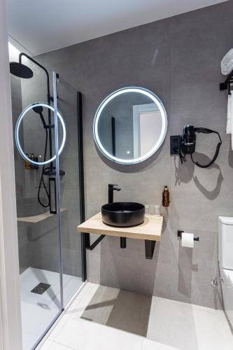 a bathroom with a sink and a mirror on the wall at Casual Fuentes in Bilbao