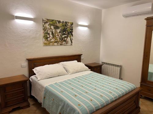 1 dormitorio con 1 cama, 2 mesitas de noche y sofá cama en Agriturismo Il Giardino Degli Olivi Appartamenti, en Castiglione della Pescaia