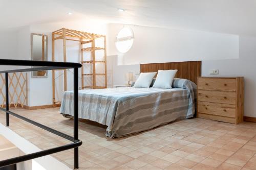 Un dormitorio con una cama, una cómoda y una escalera. en Colina del Mar, en Torremolinos
