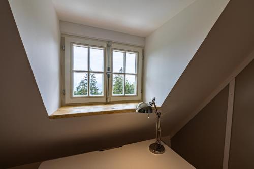 a window in a room with a lamp in front of it at Sonnenhäusle - Natur. Fernblick. Panorama-Sauna. in Sasbachwalden