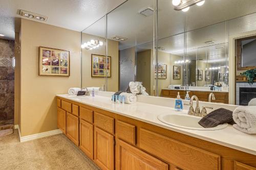 ein Badezimmer mit Waschbecken und großem Spiegel in der Unterkunft Spacious Brian Head Mtn Getaway with Hot Tub! in Brian Head