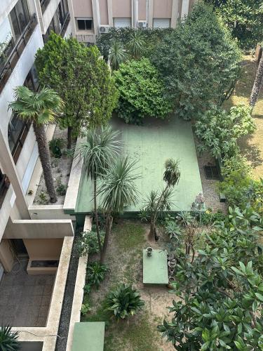 Elle offre une vue sur une cour bordée de palmiers. dans l'établissement Antibes 40m2 1-bedroom, à Juan-les-Pins