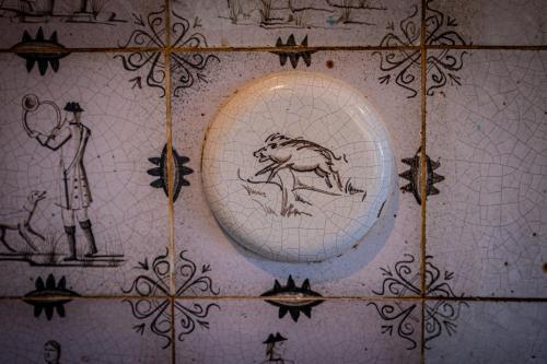 a tile wall with a drawing of a crab on it at Sonnenhäusle - Natur. Fernblick. Panorama-Sauna. in Sasbachwalden