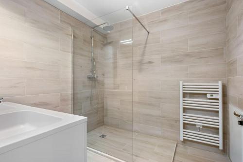 une salle de bain avec douche et lavabo dans l'établissement Villa Familiale Gaming - 4 chambres, à Valras-Plage