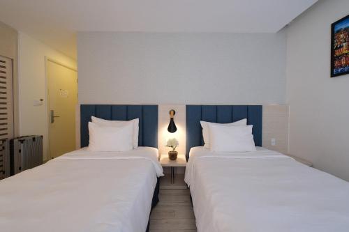 Postel nebo postele na pokoji v ubytování Biệt thự nghỉ dưỡng - Oceanami Villa Beach Resort