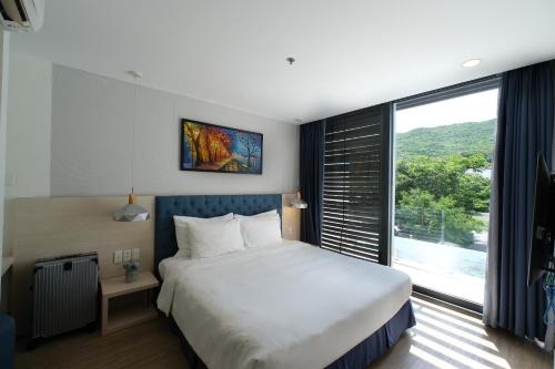 Postel nebo postele na pokoji v ubytování Biệt thự nghỉ dưỡng - Oceanami Villa Beach Resort