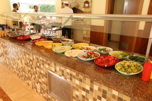 een buffet lijn met veel borden eten op een balie bij Mavruka Hotel in Oludeniz