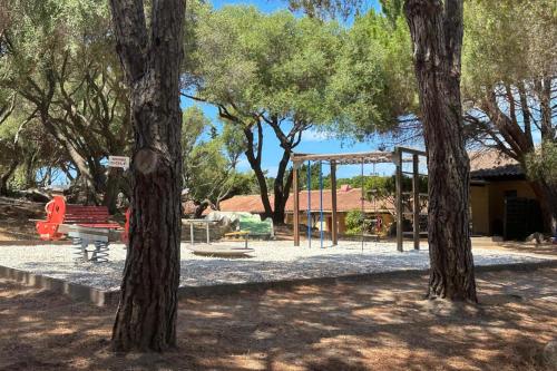un parc avec un banc et une balançoire dans l'établissement VILLA F2 for 4 people air-conditioned sea view - Swimming pool in resi, à Serra-di-Ferro