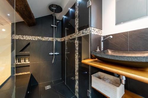 une salle de bain avec un lavabo et une douche dans l'établissement Amazing loft in the vibrant area near the famous Bastille's Place, à Paris