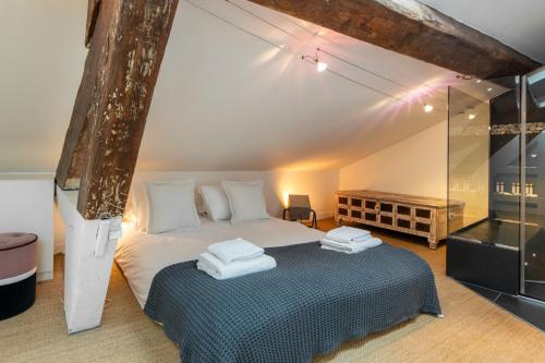 une chambre avec un lit avec des serviettes dessus dans l'établissement Amazing loft in the vibrant area near the famous Bastille's Place, à Paris