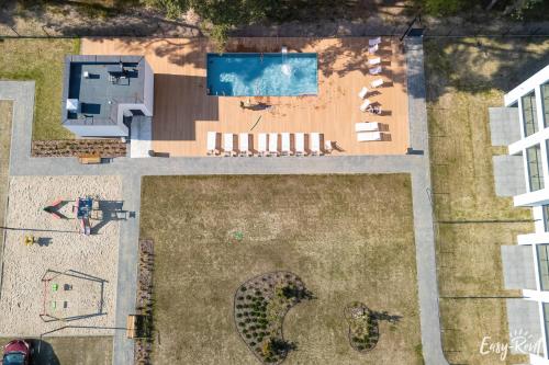 an overhead view of a yard with a swimming pool at Szumi Sosna - Apartament Studio - Premium - Sea Shell Łukęcin in Łukęcin
