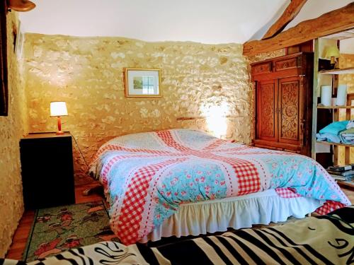 une chambre avec un lit dans une pièce dans l'établissement home, à Lol