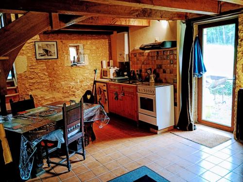 une cuisine avec une table et une cuisinière dans l'établissement home, à Lol
